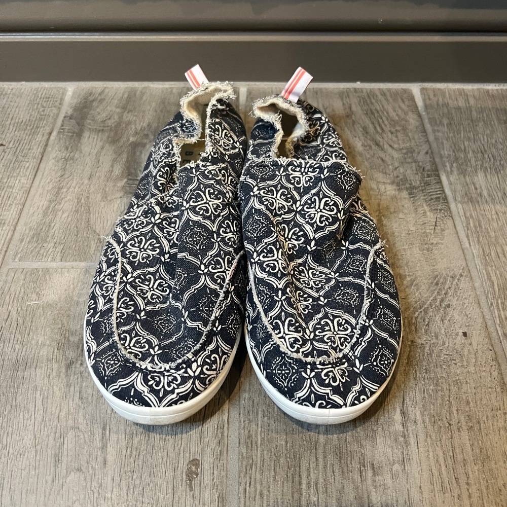 Vionic Navy and White Patterned Sneakers
